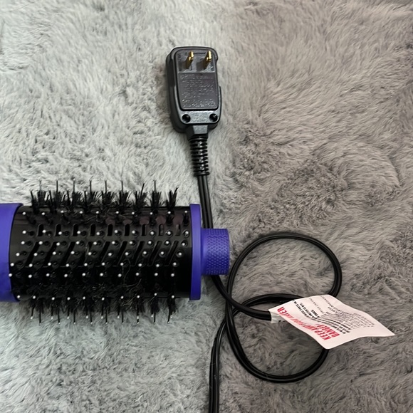 - •💆🏼♀️HOT TOOLS 2.8” BARREL BLOW OUT BRUSH 💆🏼♀️ - Picture 9 of 13